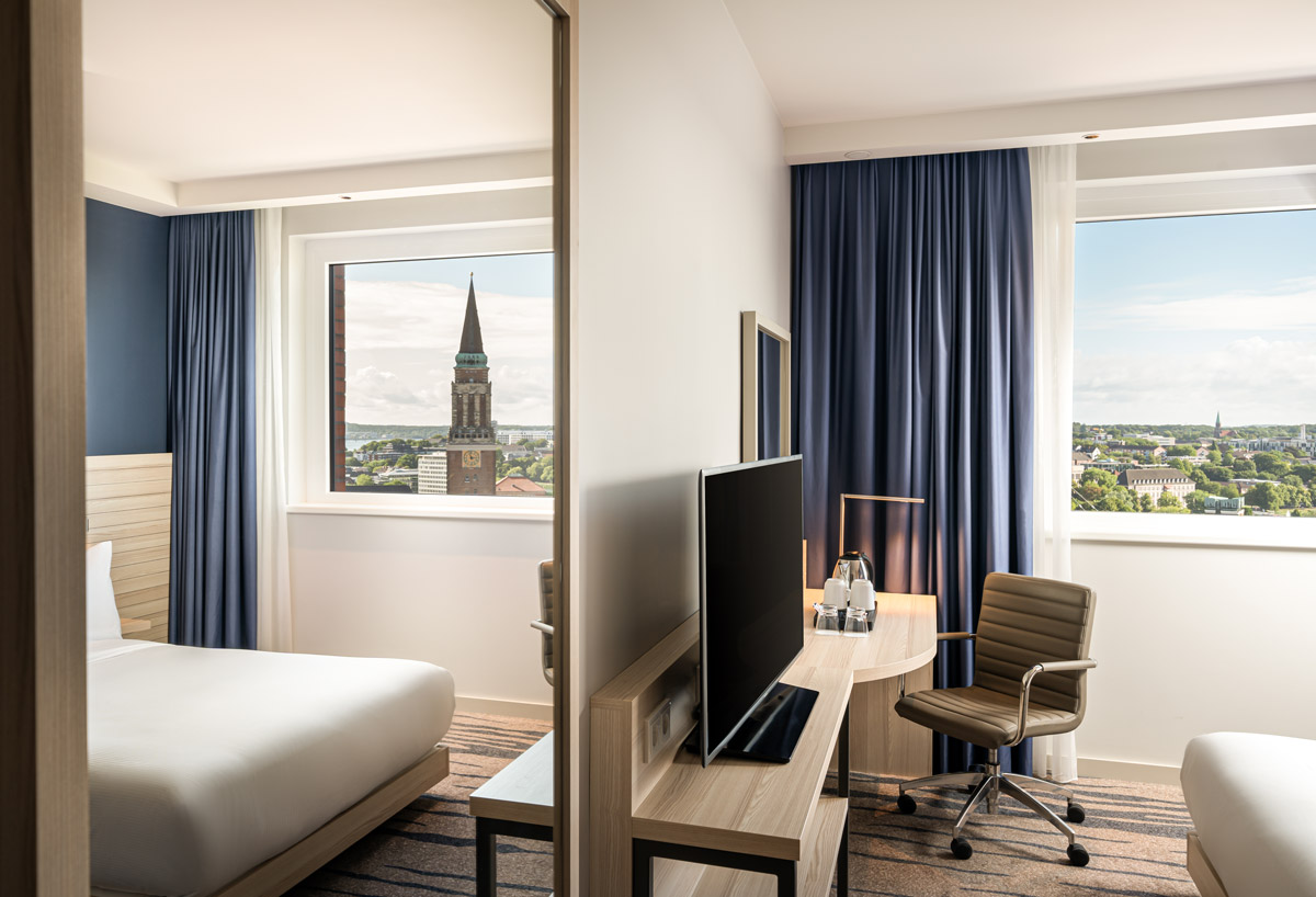Der Fernseher und Schreibtisch eines Zimmers im Hampton by Hilton Kiel
