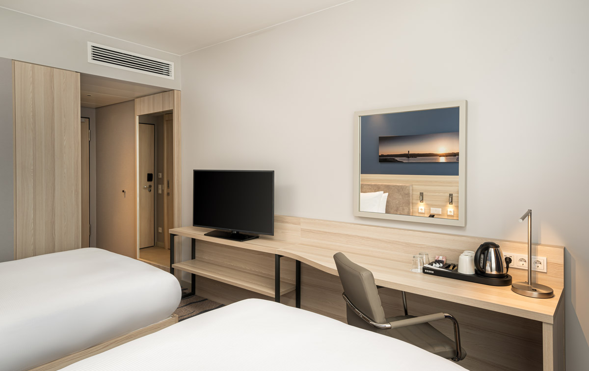 Ein Twin-Zimmer mit Fernseher im Hampton by Hilton Kiel