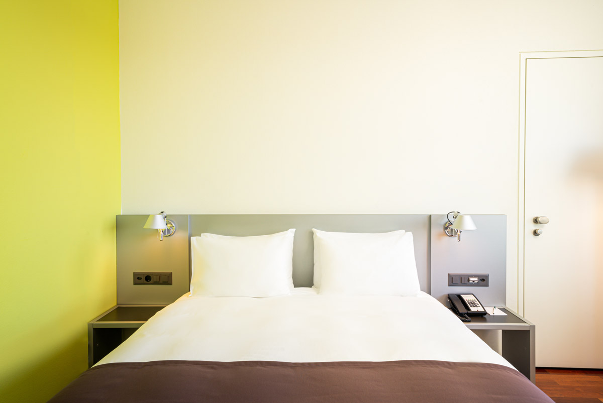Das Doppelbett im behindertengerechten Zimmer im Holiday Inn Bern-Westside