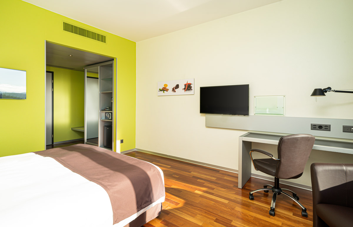 Die Ausstattung eines Zimmers im Holiday Inn Bern-Westside
