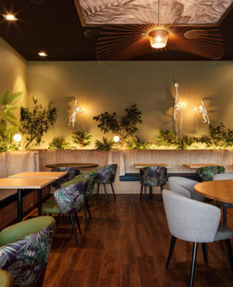 Sitzmöglichkeiten in der Lobby im Holiday Inn Bern-Westside