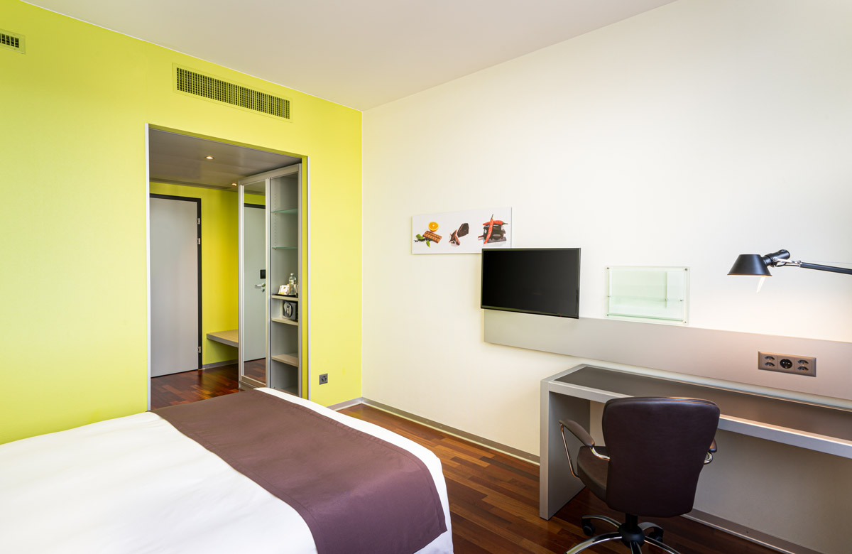 Die Einrichtung eines Zimmers im Holiday Inn Bern-Westside