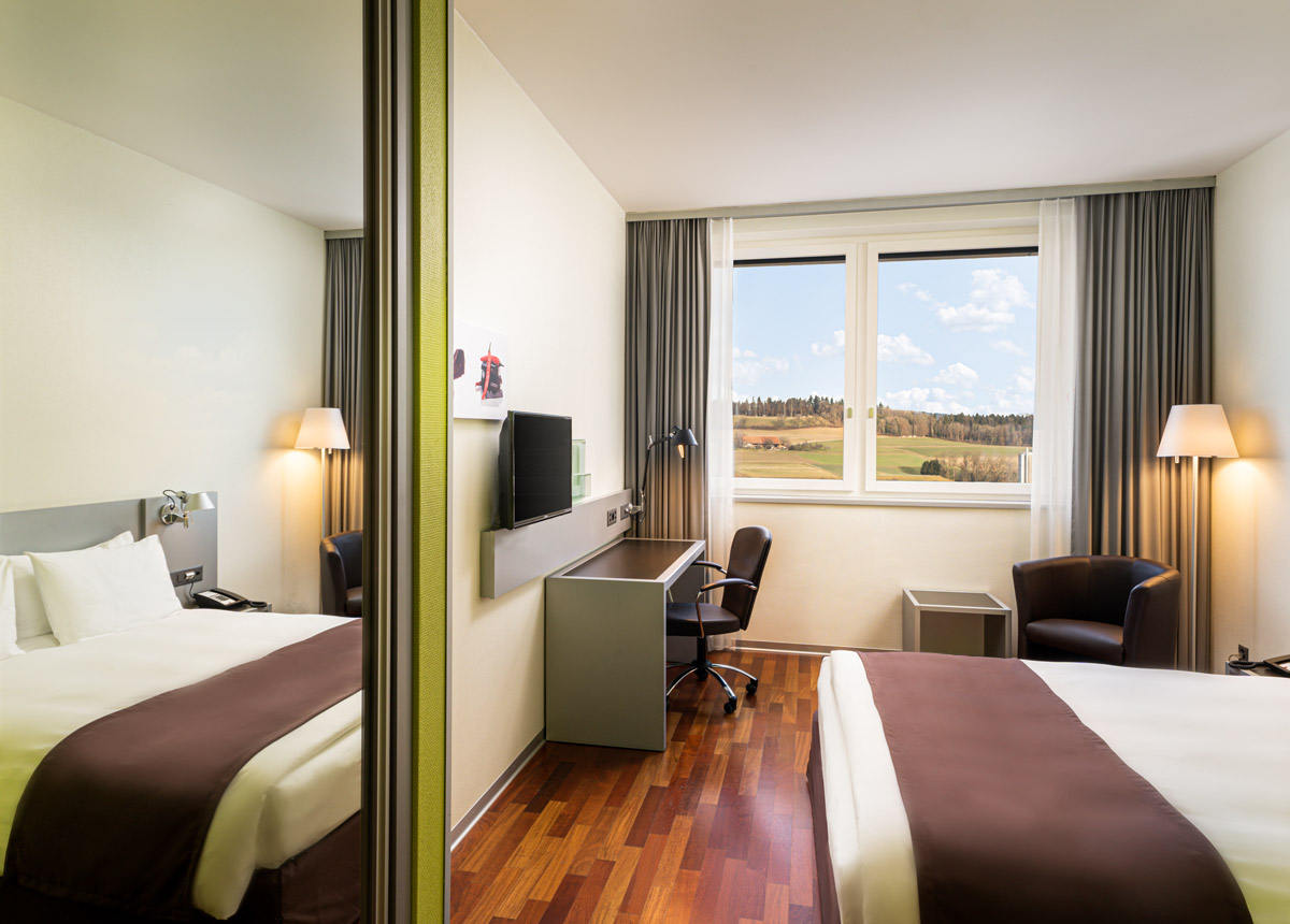 Der Ausblick aus einem Hotelzimmer im Holiday Inn Bern-Westside