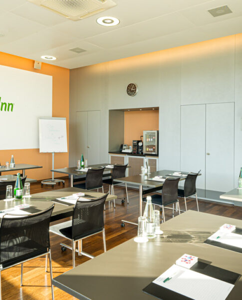 Der Tagungsraum mit Kühlschrank und Kaffeemaschine im Holiday Inn Bern-Westside