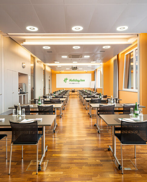 Der Tagungsraum mit parlamentarischer Bestuhlung im Holiday Inn Bern-Westside
