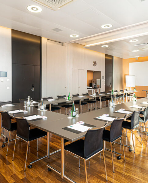 Der Tagungsraum mit U-Form Bestuhlung im Holiday Inn Bern-Westside