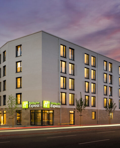 Der Außenbereich des Holiday Inn Express Rosenheim abends