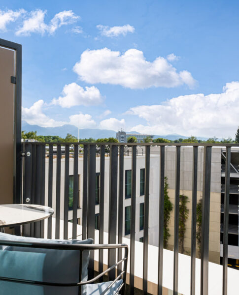 Der Balkon eines Zimmers im Holiday Inn Express Rosenheim