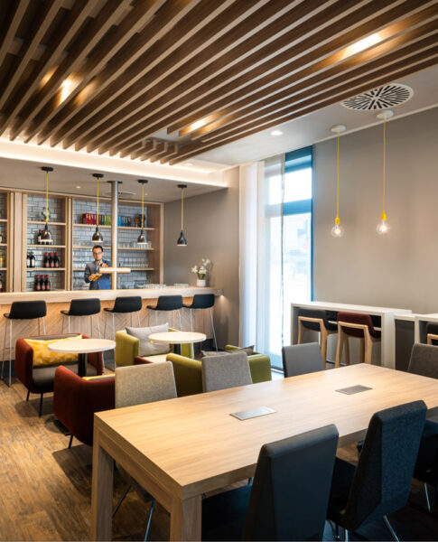 Der Barbereich im Holiday Inn Express Rosenheim