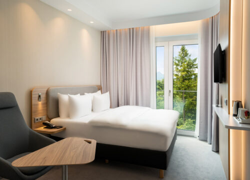 Ein Doppelzimmer mit Sicht auf die Berglandschaft im Holiday Inn Express Rosenheim