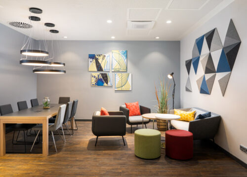 Der Arbeitsbereich in der Lobby im Holiday Inn Express Rosenheim