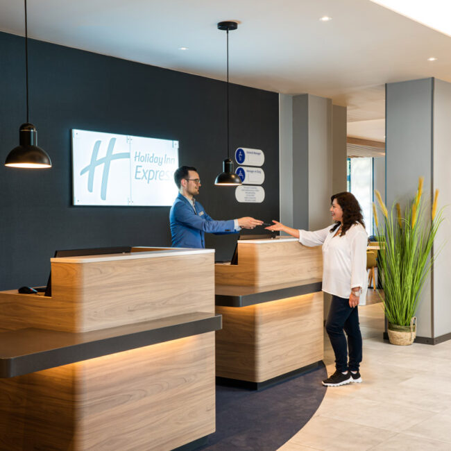 Der Rezeptionsbereich des Holiday Inn Express Rosenheim