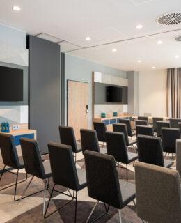 Der Tagungsraum mit Theater Bestuhlung im Holiday Inn Express Rosenheim