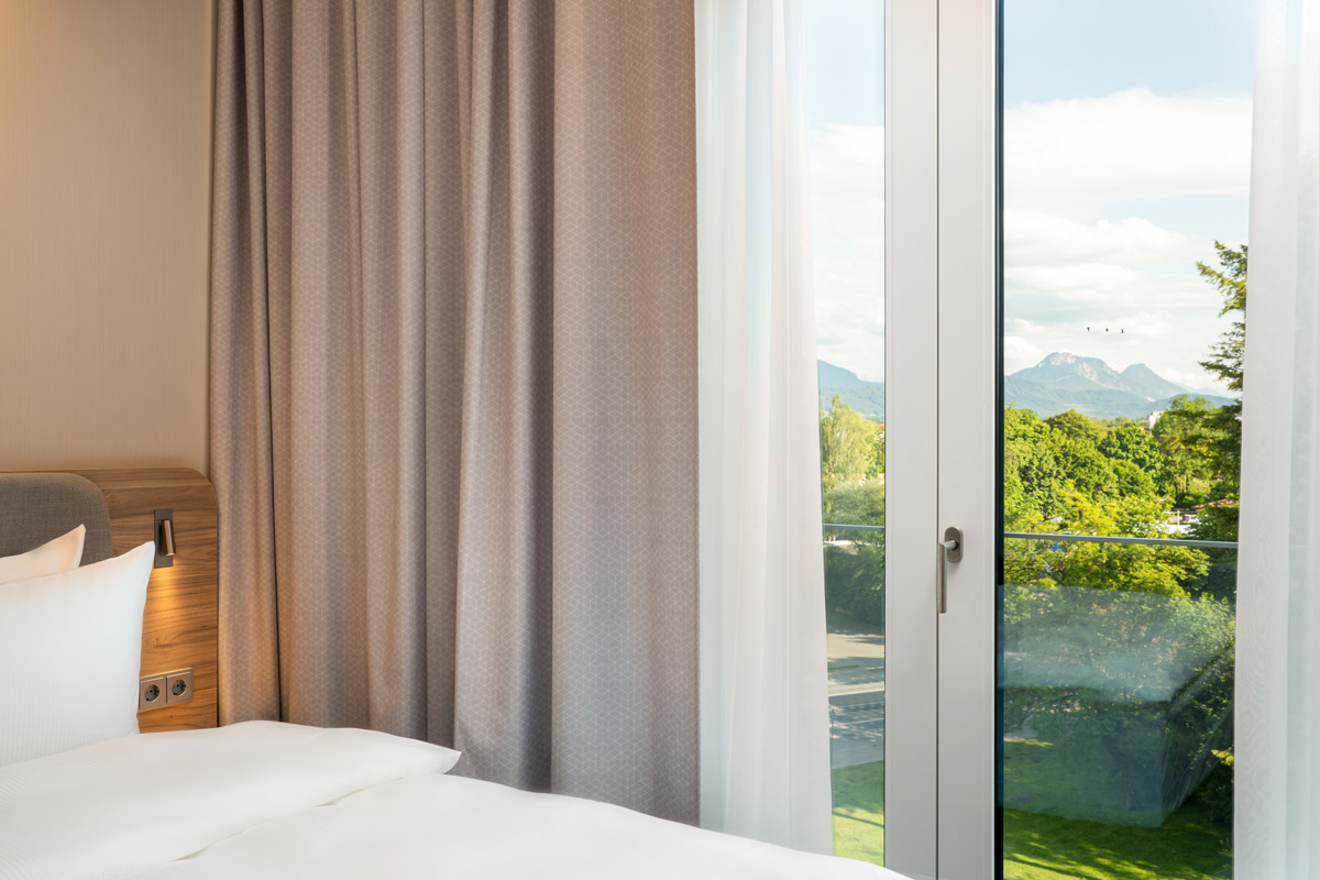 Der Bergblick aus einem Zimmer im Holiday Inn Express Rosenheim