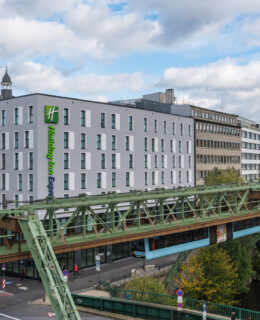 Außenansicht des Holiday Inn Express Wuppertal mit Sicht auf die Schwebebahn