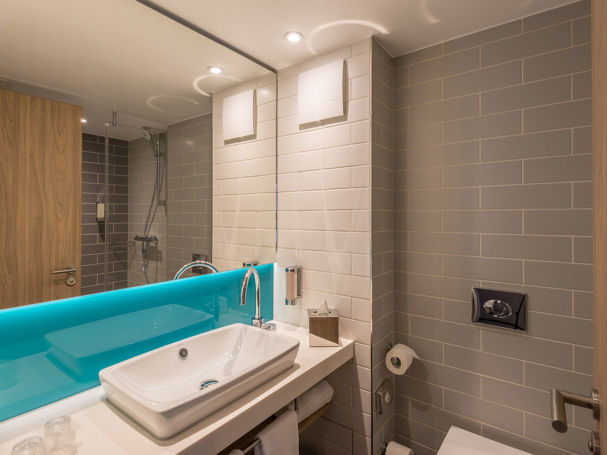 Das Waschbecken eines Badezimmers im Holiday Inn Express Wuppertal