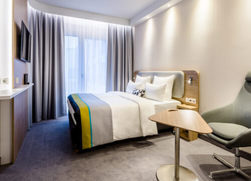 Ein Doppelzimmer mit Sessel und Beistelltisch im Holiday Inn Express Wuppertal