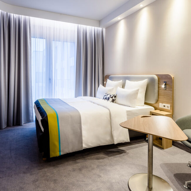 Ein Doppelzimmer mit Sessel und Beistelltisch im Holiday Inn Express Wuppertal