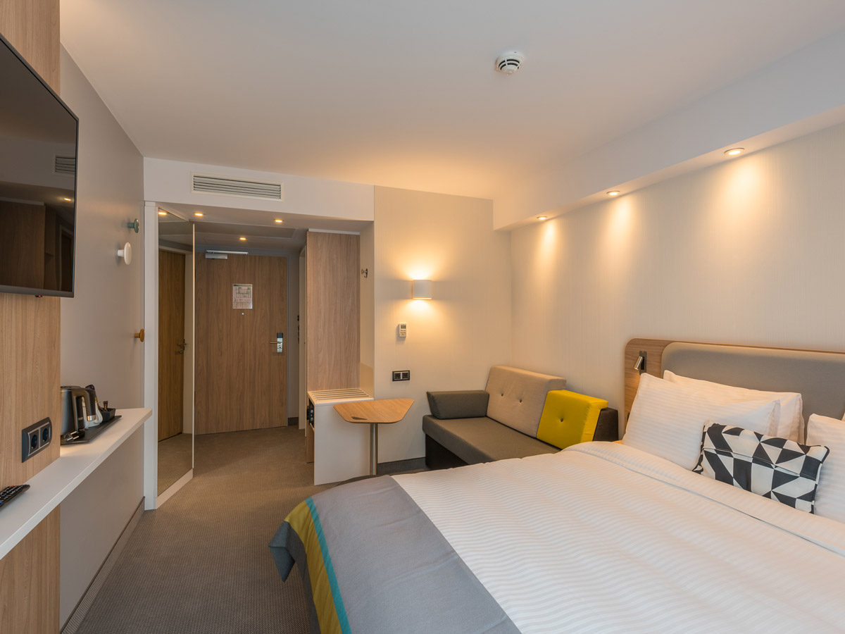 Ein Doppelzimmer mit Fernseher und Wasserkocher im Holiday Inn Express Wuppertal