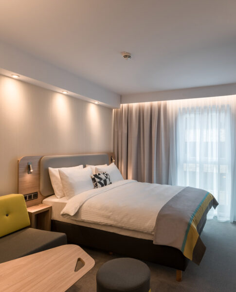 Ein Doppelzimmer mit Sofa im Holiday Inn Express Wuppertal