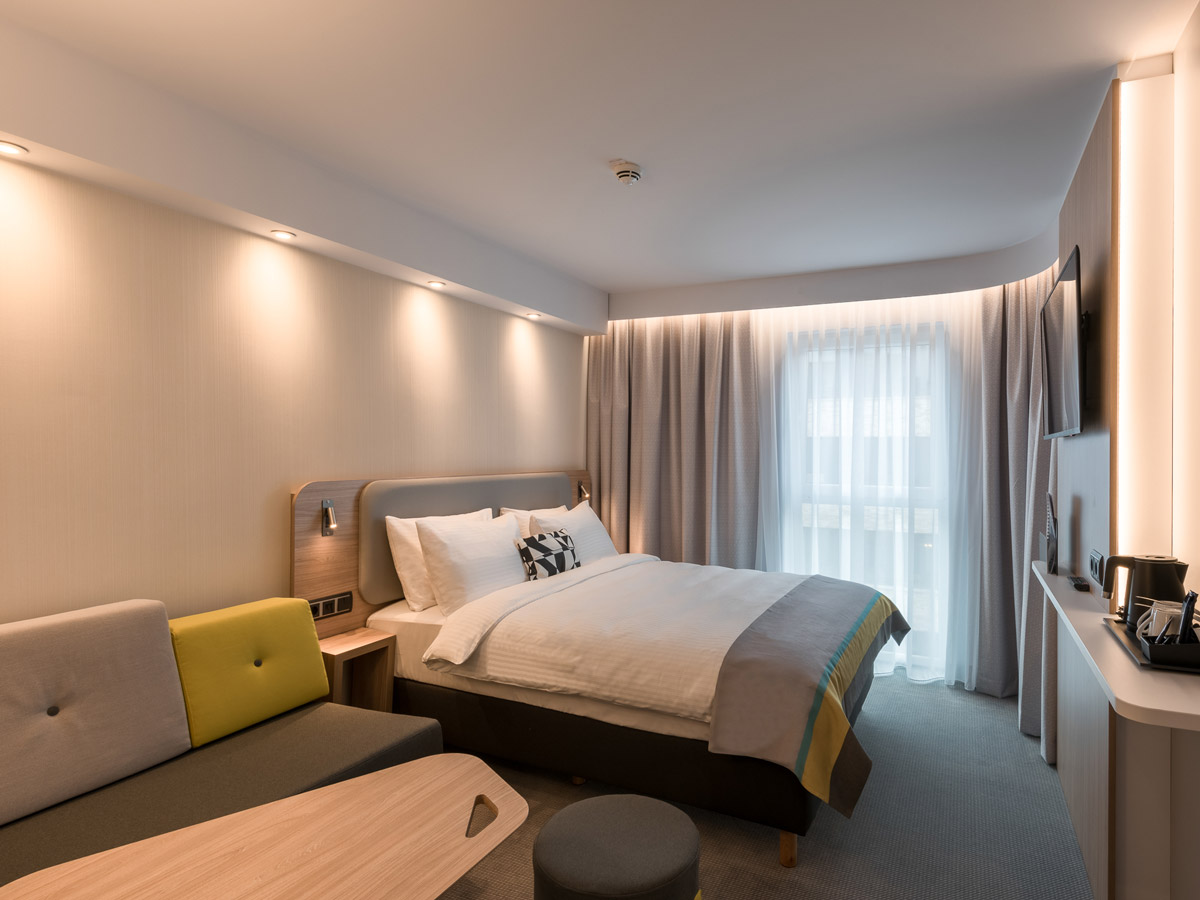 Ein Doppelzimmer mit Sofa im Holiday Inn Express Wuppertal