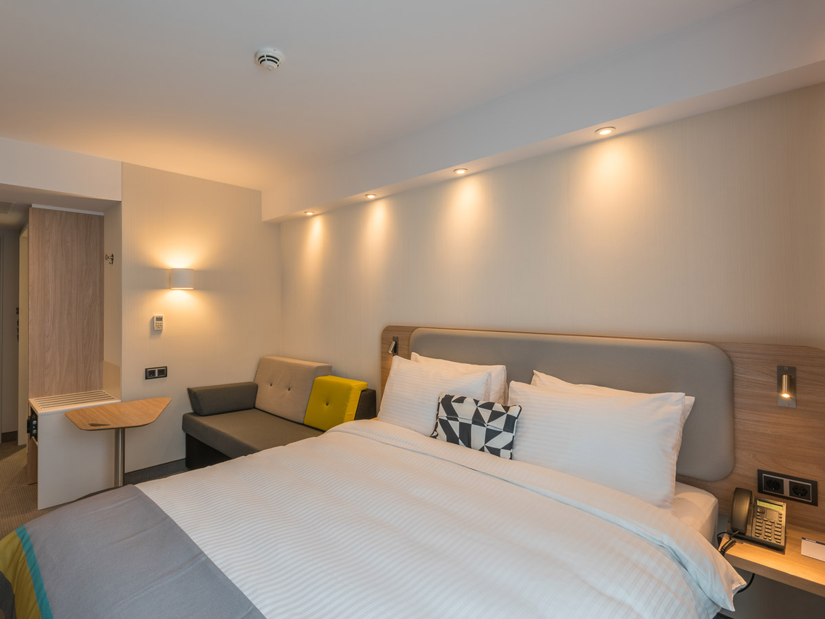 Ein Doppelzimmer mit Telefon und Nachttischen im Holiday Inn Express Wuppertal