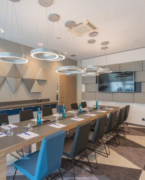 Ein Tagungsraum mit Fernseher im Holiday Inn Express Wuppertal