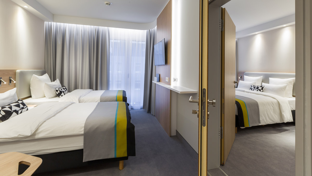 Ein Zimmer mit Verbindungstür im Holiday Inn Express Wuppertal