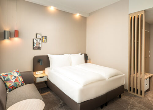 Das Doppelbett und die Nachttische eines Zimmers im Holiday Inn Mannheim