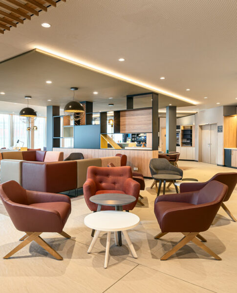 Die Lobby mit Sitzmöglichkeiten im Holiday Inn Mannheim