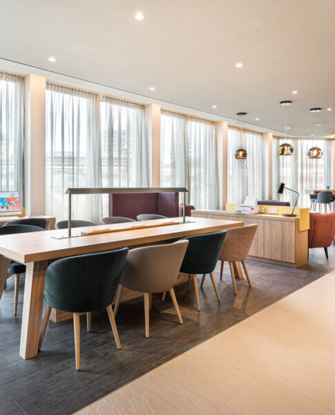 Der Arbeitsbereich in der Lobby im Holiday Inn Mannheim