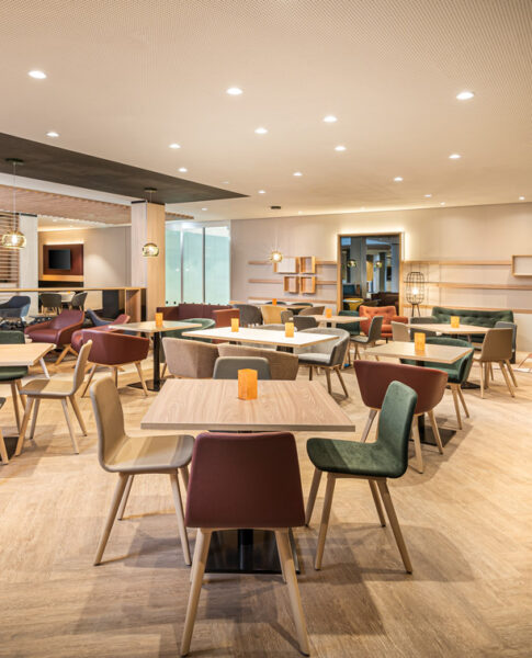 Das Restaurant mit Tischen und Stühlen im Holiday Inn Mannheim