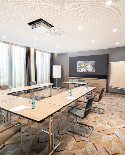Ein Tagungsraum mit Stühlen im Holiday Inn Mannheim