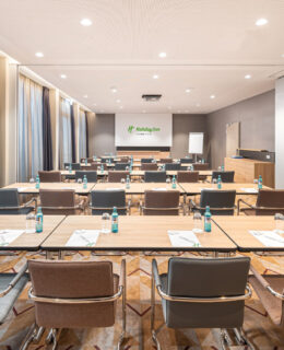 Der Tagungsraum mit parlamentarischer Bestuhlung im Holiday Inn Mannheim