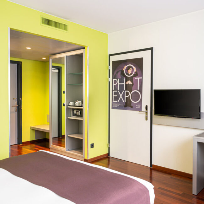 Die Einrichtung eines behindertengerechten Zimmers im Holiday Inn Zürich Messe