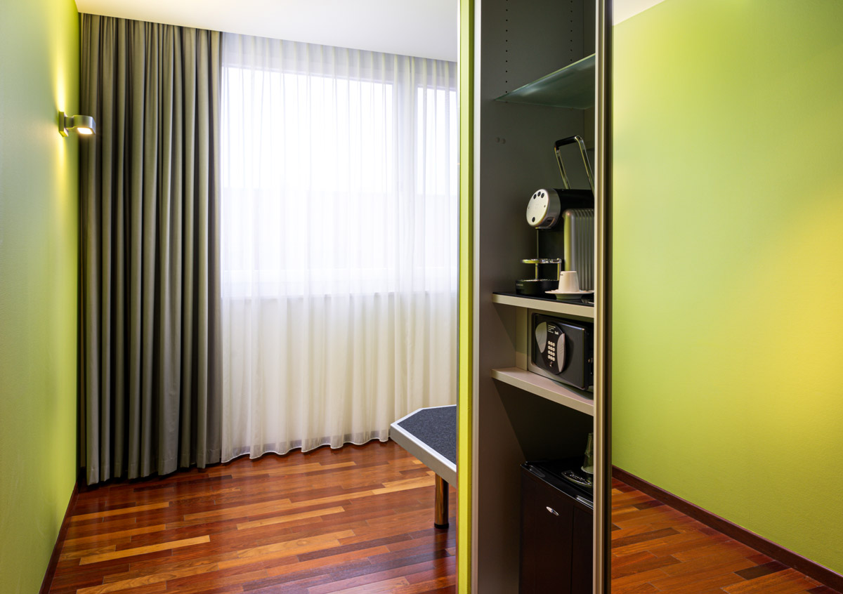 Der Hotelsafe und die Kaffeemaschine eines Zimmers im Holiday Inn Zürich Messe
