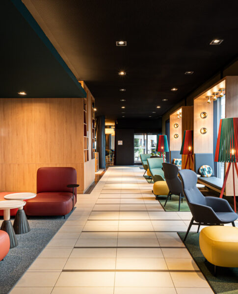 Die Lobby mit Fernseher im Holiday Inn Zürich Messe