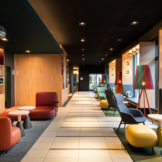 Die Lobby mit Fernseher im Holiday Inn Zürich Messe