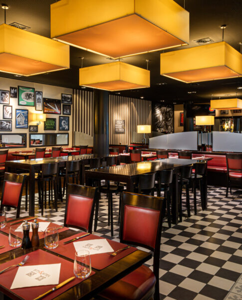 Das Restaurant mit Tischen und Stühlen im Holiday Inn Zürich Messe