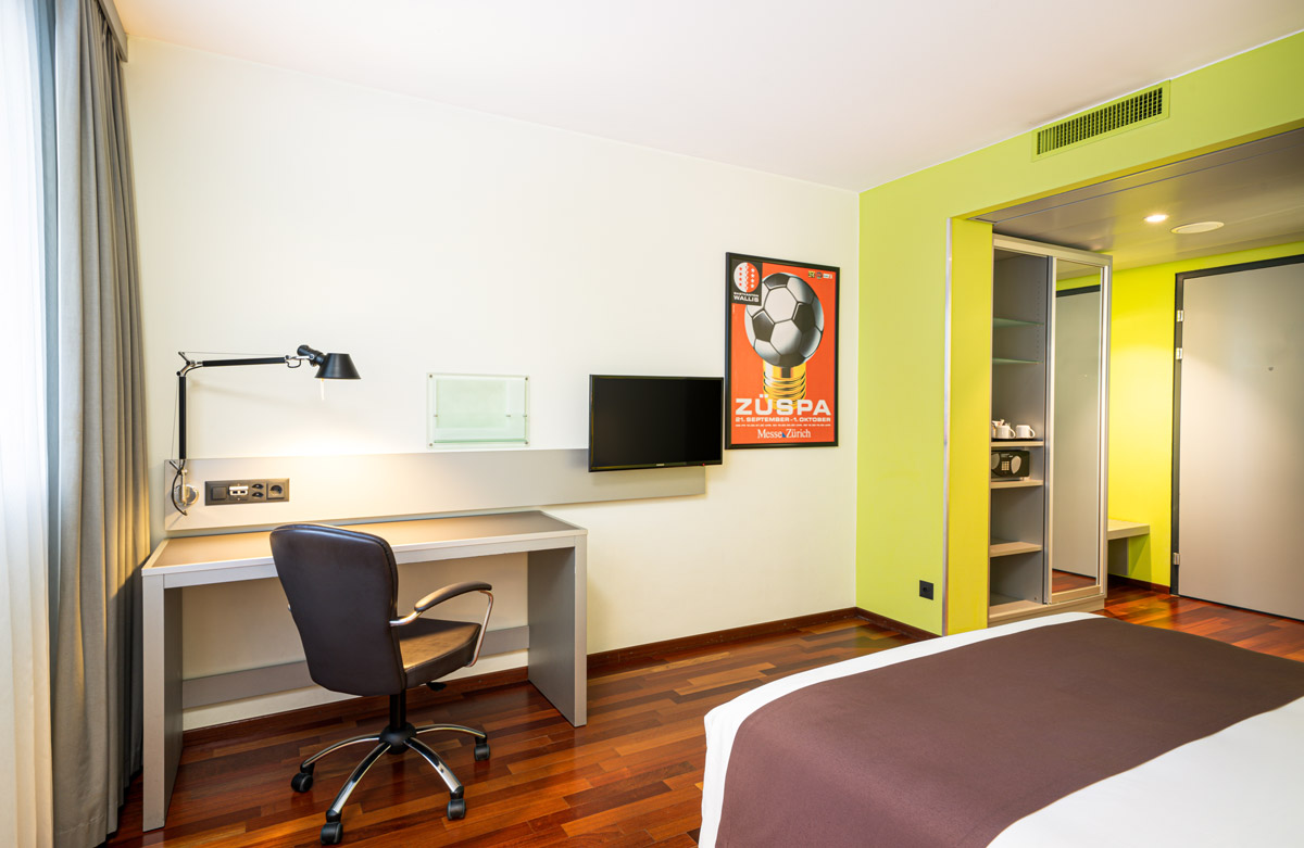Das Einzelzimmer mit Hotelsafe im Holiday Inn Zürich Messe