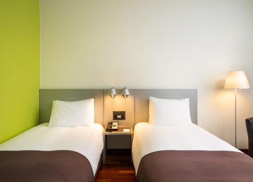 Die Einzelbetten eines Zimmers im Holiday Inn Zürich Messe