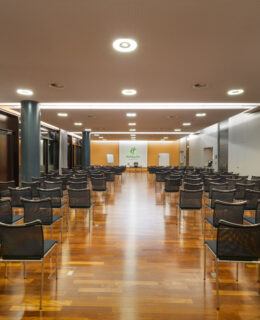 Der Tagungsraum mit Theater Bestuhlung und Leinwand im Holiday Inn Zürich Messe