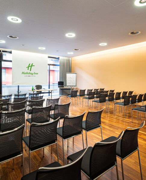 Der Tagungsraum mit Theater Bestuhlung im Holiday Inn Zürich Messe
