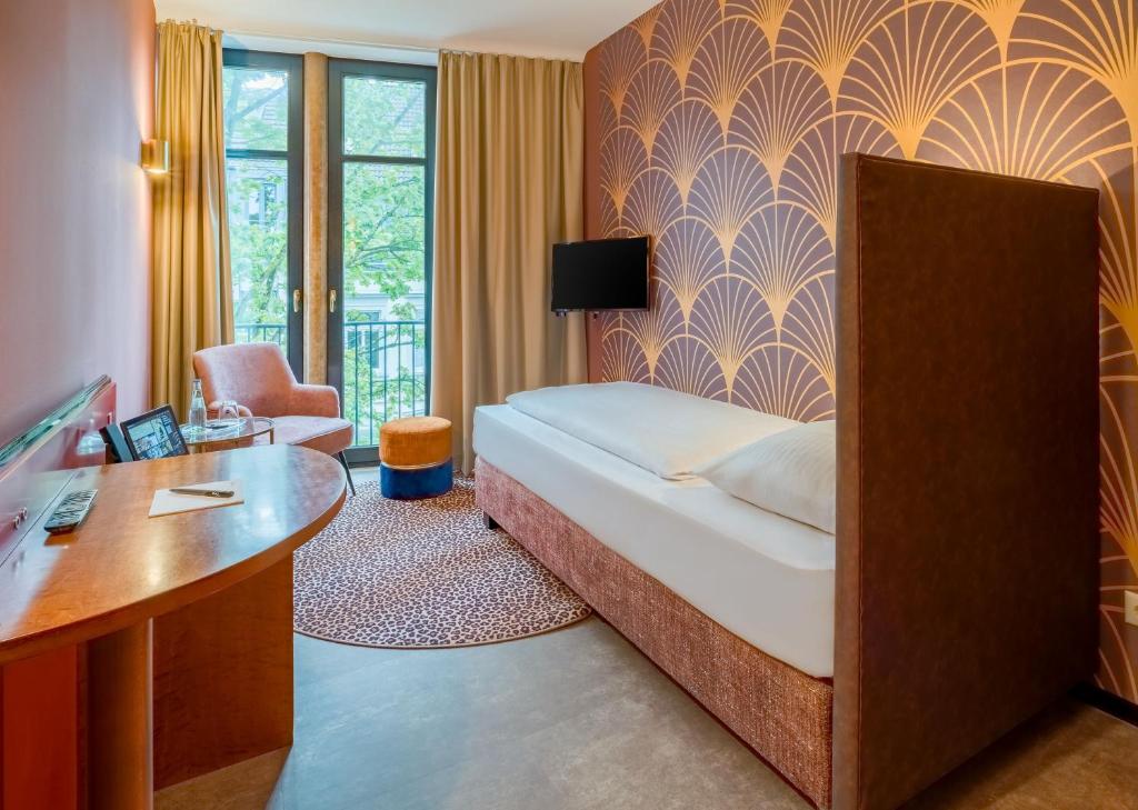 Ein Einzelzimmer mit Bett und Fenster im Hotel Domicil