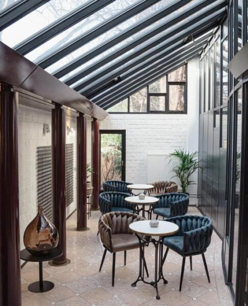 Sitzmöglichkeiten mit Tischen und Stühlen im Hotel Domicil