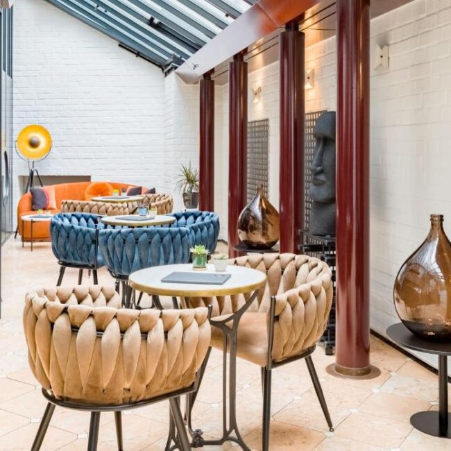 Die Tische und Stühle im Hotel Domicil