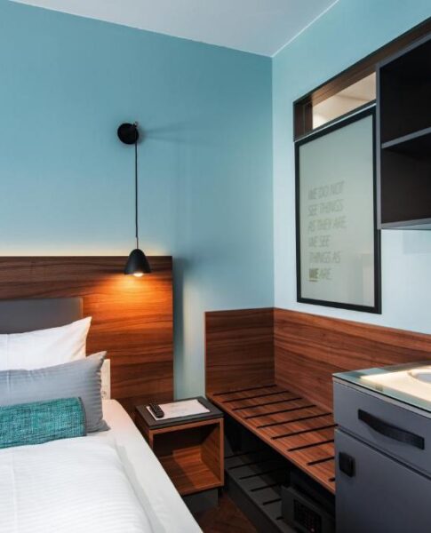 Die Ablagefläche eines Zimmers im Maison Schiller