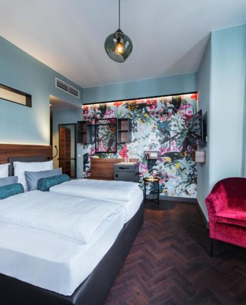 Ein Doppelzimmer mit Doppelbett im Maison Schiller