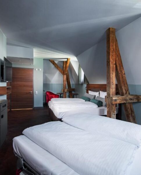 Ein Vierbettzimmer mit zwei Doppelbetten im Maison Schiller