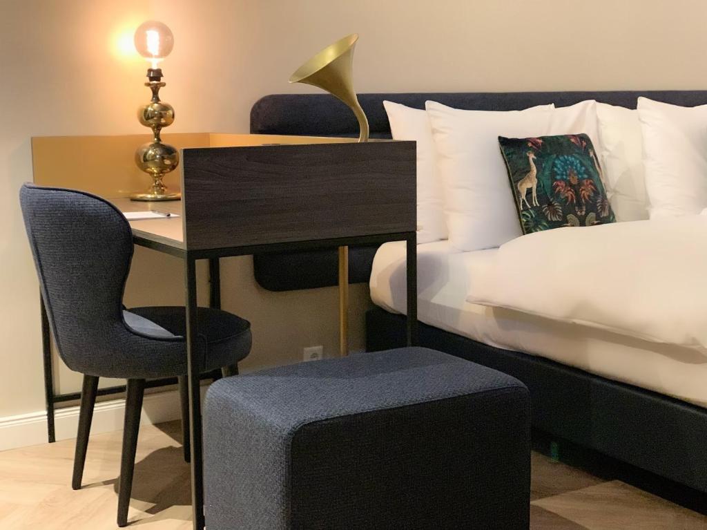 Der Schreibtisch und das Doppelbett eines Zimmer im Maison Viktoria